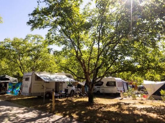 Stellplatz Wohnmobil, Van, CONFORT XL , + 100 m², Strom 16A, Trinkwasserhahn, Entleerung,