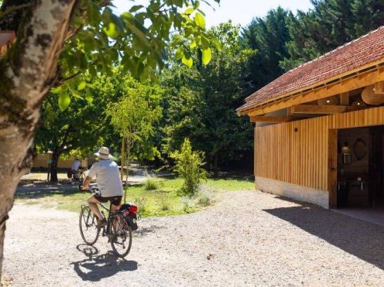 Pauschale 2 Pers ACSI Wohnmobil, Van, min 80 m², inkl. Strom 16A, Trinkwasserhahn, Abfluss, Haustier