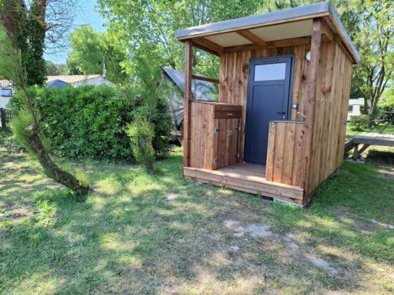 Luxuspaket - privates Badezimmer (Dusche, WC, Waschbecken), Außenküche, Strom