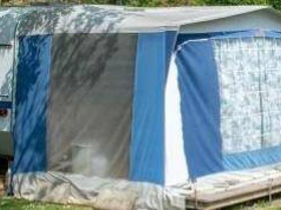 Caravane trois places + lit double dans la chambre annexe du auvent en exterieur