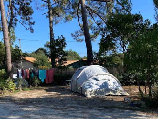 Stellplatz : Auto + Strom  (Reserviert für leichte Fahrzeuge)