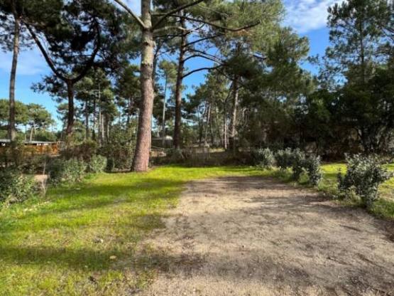 Stellplatz stabilisierter : Auto + Strom (Schwere Fahrzeuge vorbehalten)