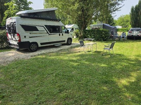 Stellplatz KOMFORT GRAS & KIES mit Strom 6A (Auto + Zelt/Wohnwagen oder Wohnmobil)