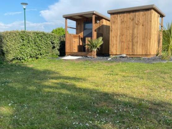 Luxuspaket - privates Badezimmer (Dusche, WC, Waschbecken), Außenküche, Strom