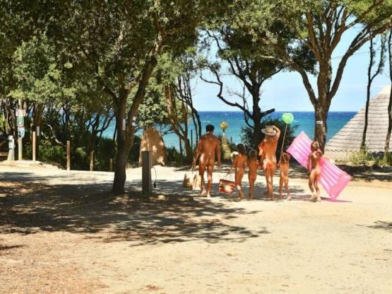 Stellplatz 2. Meereslinie (Zelt oder Wohnwagen oder Wohnmobil)