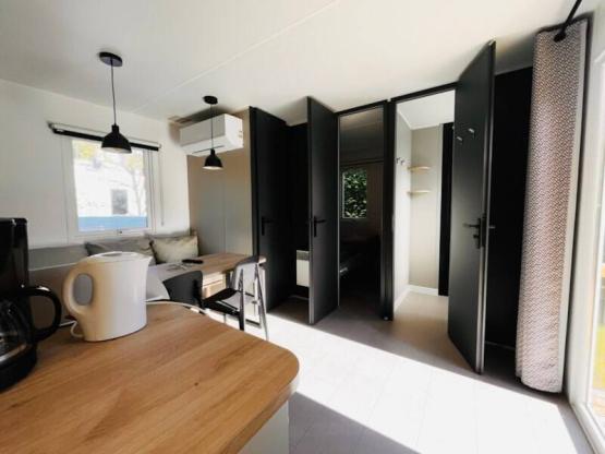 NEW - Mobilheim Standard Plus 26m² 2 Schlafzimmer  + Terrasse + TV + Klimaanlage