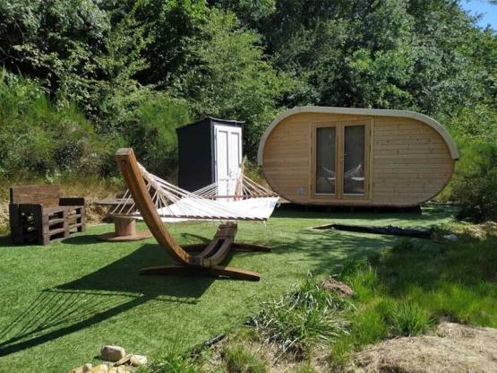 Ungewöhnliche HOBBIT-Hütte aus Holz