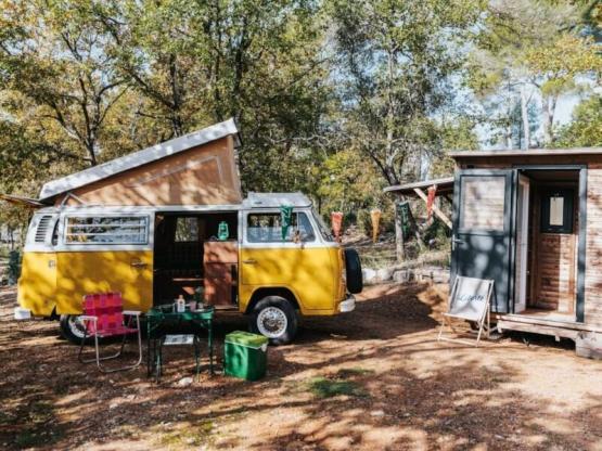 Stellplatz Komfort + 1 Fahrzeug - mit Sanitäranlagen + Strom