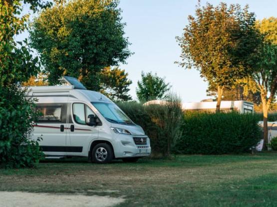 Stellplatz mit Strom 16A 2 Personen + 1 Fahrzeug