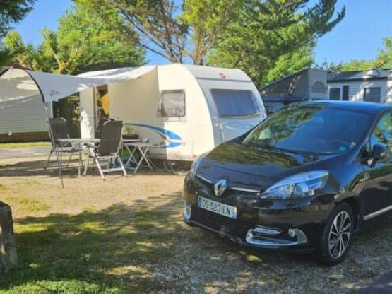 Pauschale Stellplatz 100m² : Wohnwagen oder Wohnmobil (kein Zelt) - 10A Strom inklusive