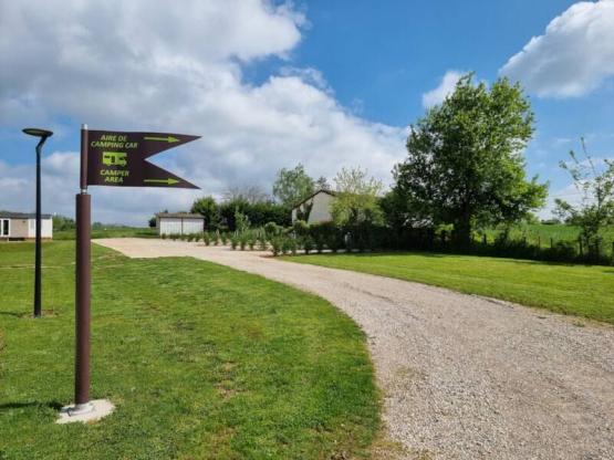 Leere Wohnmobilstellplätze