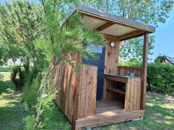 FORFAIT PREMIUM - sanitaire privatif (douche, WC, lavabo), cuisine extérieure, électricité
