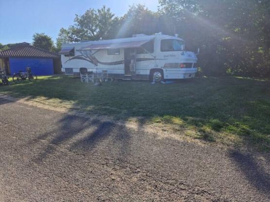 Stellplatz Privilège - Grosse XXL (1 Zelt, Wohnwagen, Wohnmobil / 1 Auto / Strom)