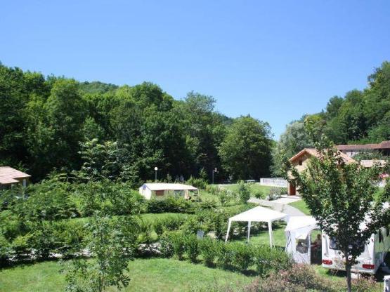 Stellplatz Privilège 160/200m² (Zelt, Wohnwagen, Wohnmobil / 1 Auto / Strom 10A) + Fließwasser- und Abwasseranschluss - Sonnig