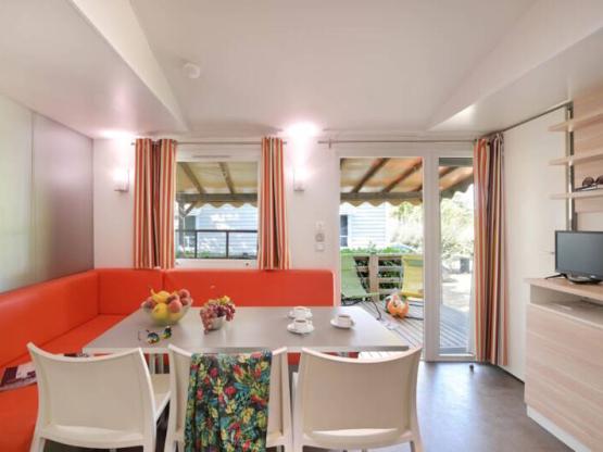 Mobile-home Tribu Confort 50m² - 5 chambres - 2 SDB + terrasse couverte + TV -