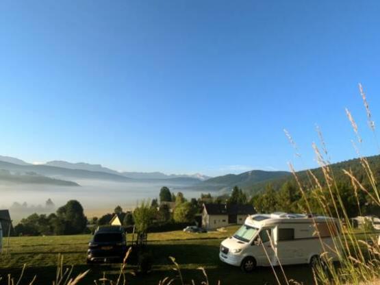 Emplacement camping-car/van avec branchement électrique (camping fermé, pas d'accès aux sanitaires)