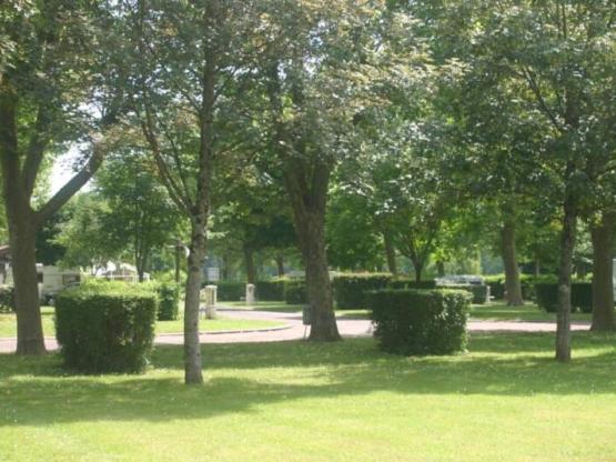 Backpacker package for 2 people on foot/bicycle/motorcycle + a tent, with electricity