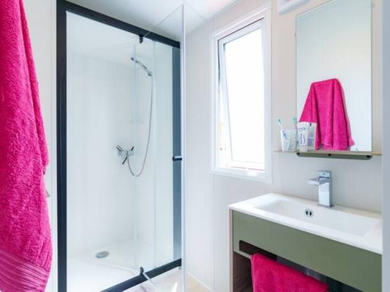 Mobilheim Escapade Premium 27m² - 2 Schlafzimmer + Fernseher