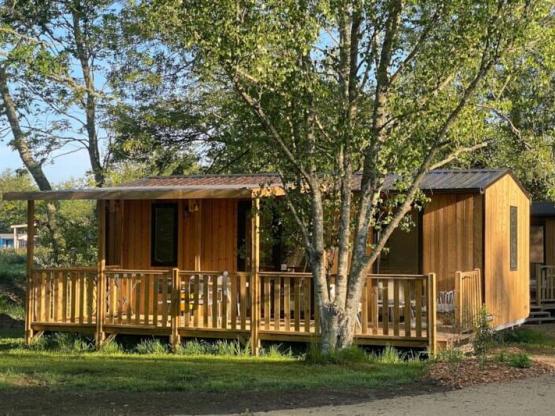 COZY Lodge „804“: 2 Schlafzimmer + Überdachte Terrasse + Geschirrspüler + TV (30 m² / 2026)