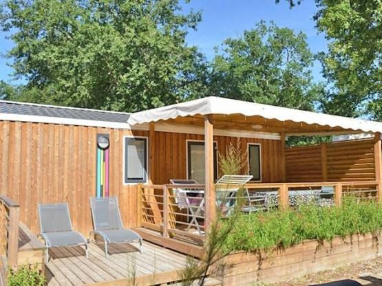 Mobilheim Holz PREMIUM 33 m² (3 Schlafzimmer – 6 Personen) + TV + halbüberdachte Terrasse + Bettwäsc