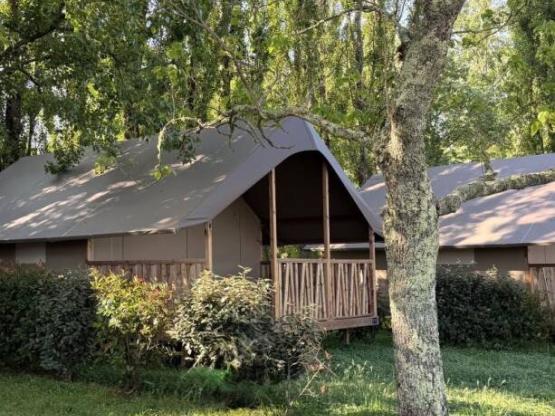 LODGE-ZELT mit Bad, Sanitäranlagen, Küche und Blick auf die Natur