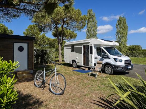 Emplacement PREMIUM = 95m² avec sanitaire privé + 1 voiture + tente ou caravane + électricité