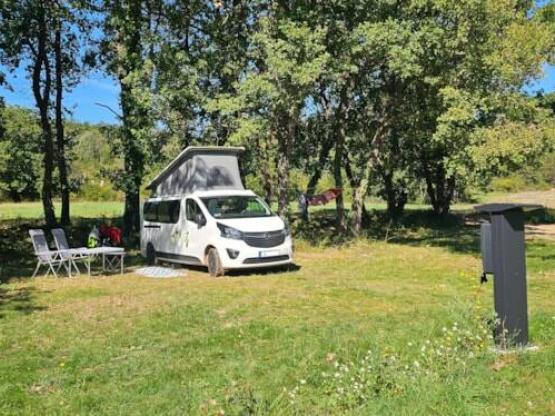 Stellplatz mit Strom inklusive 2 Personen (1 Zelt oder 1 Van oder 1 Wohnwagen oder 1 Wohnmobil)