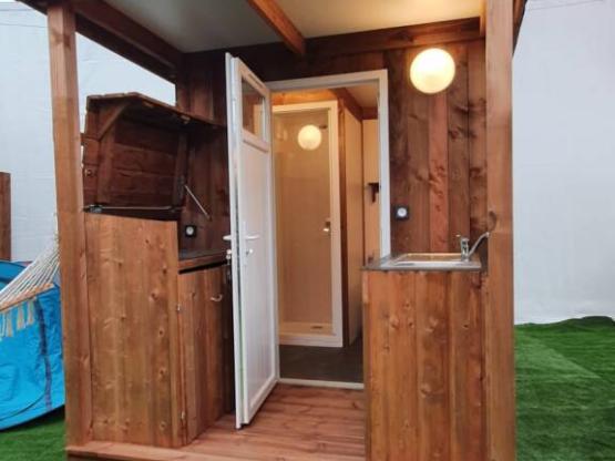 Emplacement Prémium pour tente, caravane et camping-car avec sanitaire privatif + espace cuisine