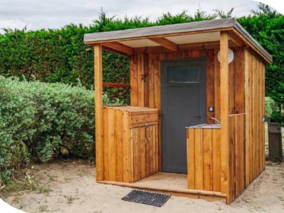 Emplacement Prémium pour tente, caravane et camping-car avec sanitaire privatif + espace cuisine