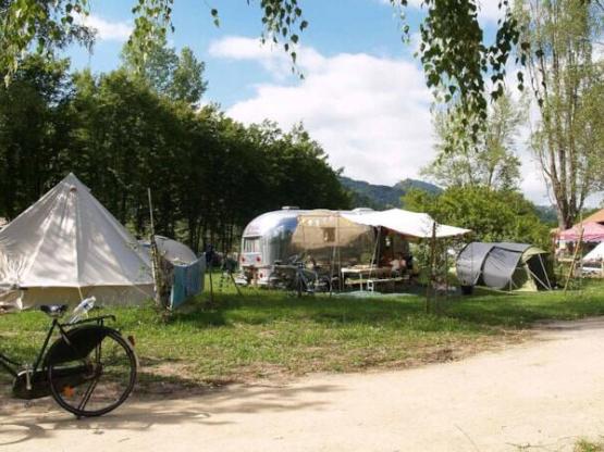 Emplacement Privilege 150m² avec électricité et sanitaires privatifs (tarif incluant 2 pers.)