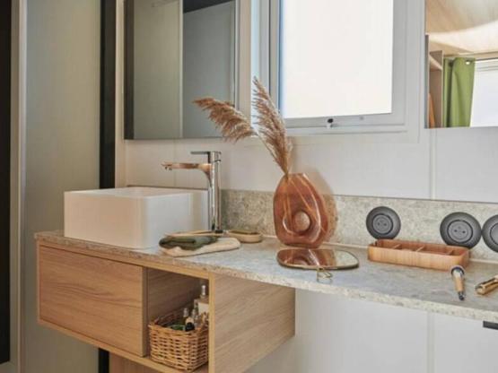 TAOS Luxe 35m2 terrasse couverte + Jacuzzi privatif - 4 pers - 2 sdb - A/C - Kit linge inclus