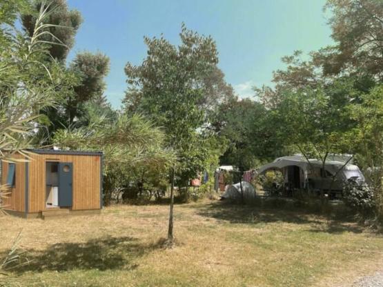 07 Empl. XLPLuxe Sanit.Privat véhicule + électricité 10A + Sanitaires/Cuisine privée +150m²