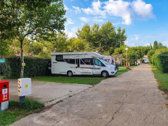 Komfort Stellplatz XL Zelt/Van/Wohnwagen/Wohnmobil (mit Strom)