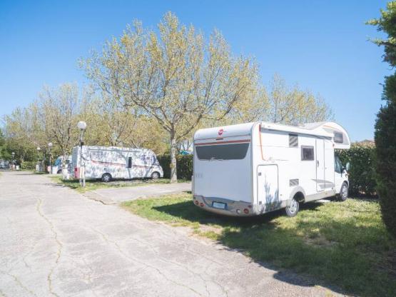 Komfort Stellplatz Large Zelt/Van/Wohnwagen/Wohnmobil (mit Strom)