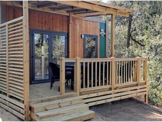 Homeflower Premium 18 m² – 1 Schlafzimmer + halbüberdachte Terrasse + TV + Geschirrspüler + Klimaanlage + Bettwäsche inklusive