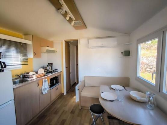 Mobilheim für 4 Personen mit kleiner Terrasse (mit Klimaanlage)