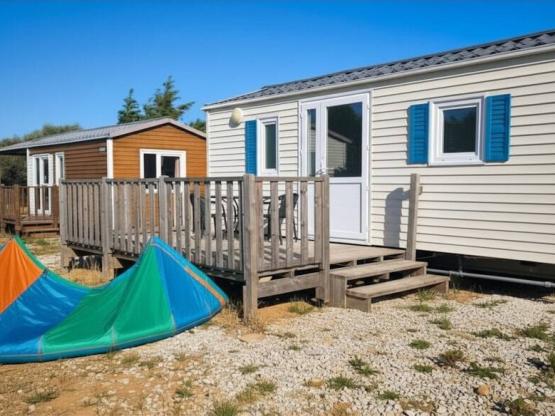 Mobilheim für 4 Personen mit großer Terrasse (mit Klimaanlage)
