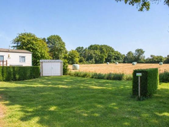 Privileg-Stellplatz, mindestens 100 m² – Strom und Wasser – Blick auf die Felder