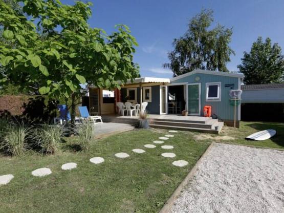 NEU // Mobilheim „Cabane de Dino Grand Confort“ mit 2 Schlafzimmern, 33 m² + Babyausstattung + überdachte Terrasse + Klimaanlage