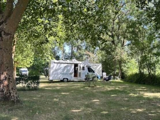 XL-Privileg-Stellplatz 120 bis 190 m² mit Stromanschluss –  2 Personen – 1 Fahrzeug / Wohnwagen / Wohnmobil