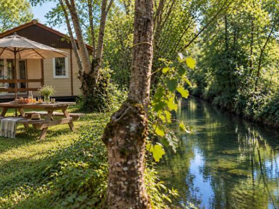 Komfort-Chalet am Wasser – 35 m², 2 Schlafzimmer, überdachte Terrasse und Fernseher