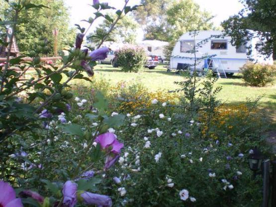 EMPLACEMENT CAMPING AVEC VEHICULE
