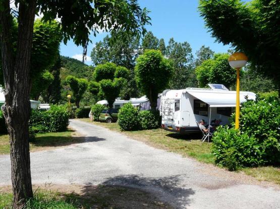 Stellplatz Confort (Zelt, Wohnwagen, Wohnmobil / 1 Auto / Strom 10A)