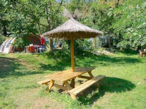 Stellplatz Komfort, 1 Zelt oder Wohnwagen + Auto oder Wohnmobil mit Strom