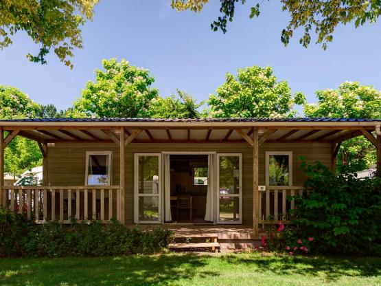 Hütte CONFORT 48m² (3 Zimmer) + überdachte Terrasse + TV