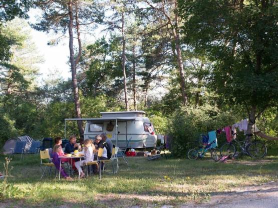 CONFORT Stellplatz FORFAIT, persons und elektrizität als Option zu reservieren