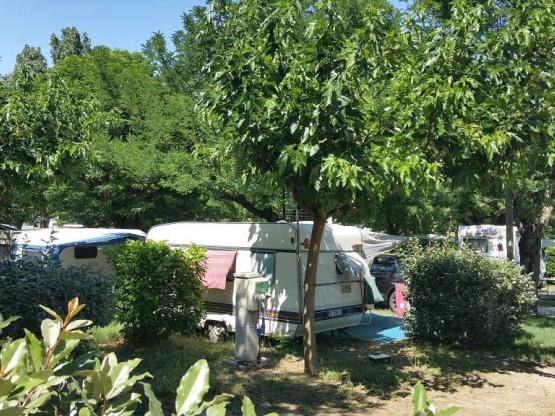 Stellplatz 2 Personen + 1 Auto oder Wohnmobil + Strom 10A + Wifi