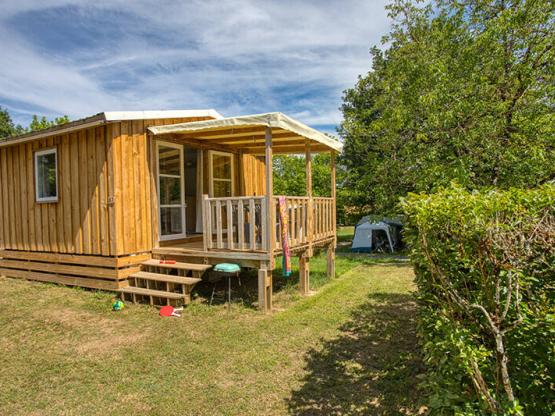 Mobilhome  Ohne Wc/Dusche, 2 Zimmer (1 mit Etagenbett), Wohnzimmer, Küche, bedeckter Terrasse