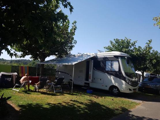 Stellplatz GRAND CONFORT - Strom 10A + Fließwasser- und Abwasseranschluss