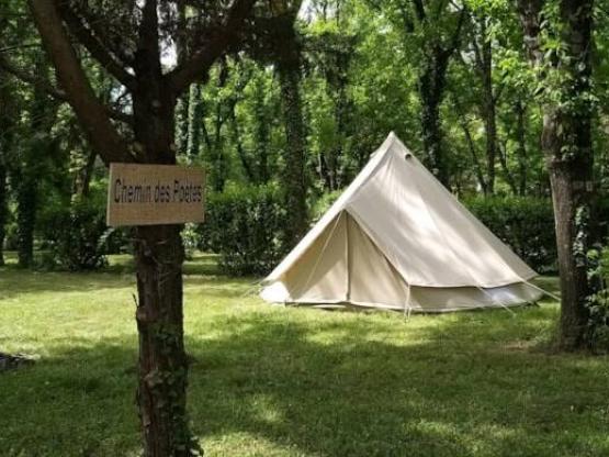 CONFORT - STELLPLATZ 2 Personen + ZELT oder WOHNWAGEN + STROM 10A+ FAHRZEUG